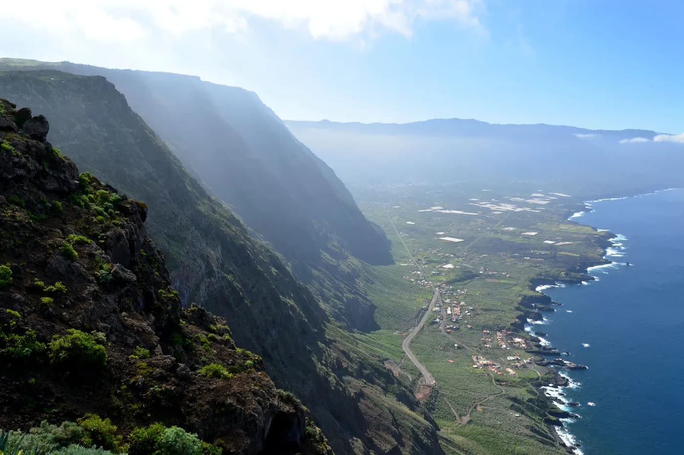 Vue plongeante sur le Valle de El Golfo depuis les falaises d'El Hierro