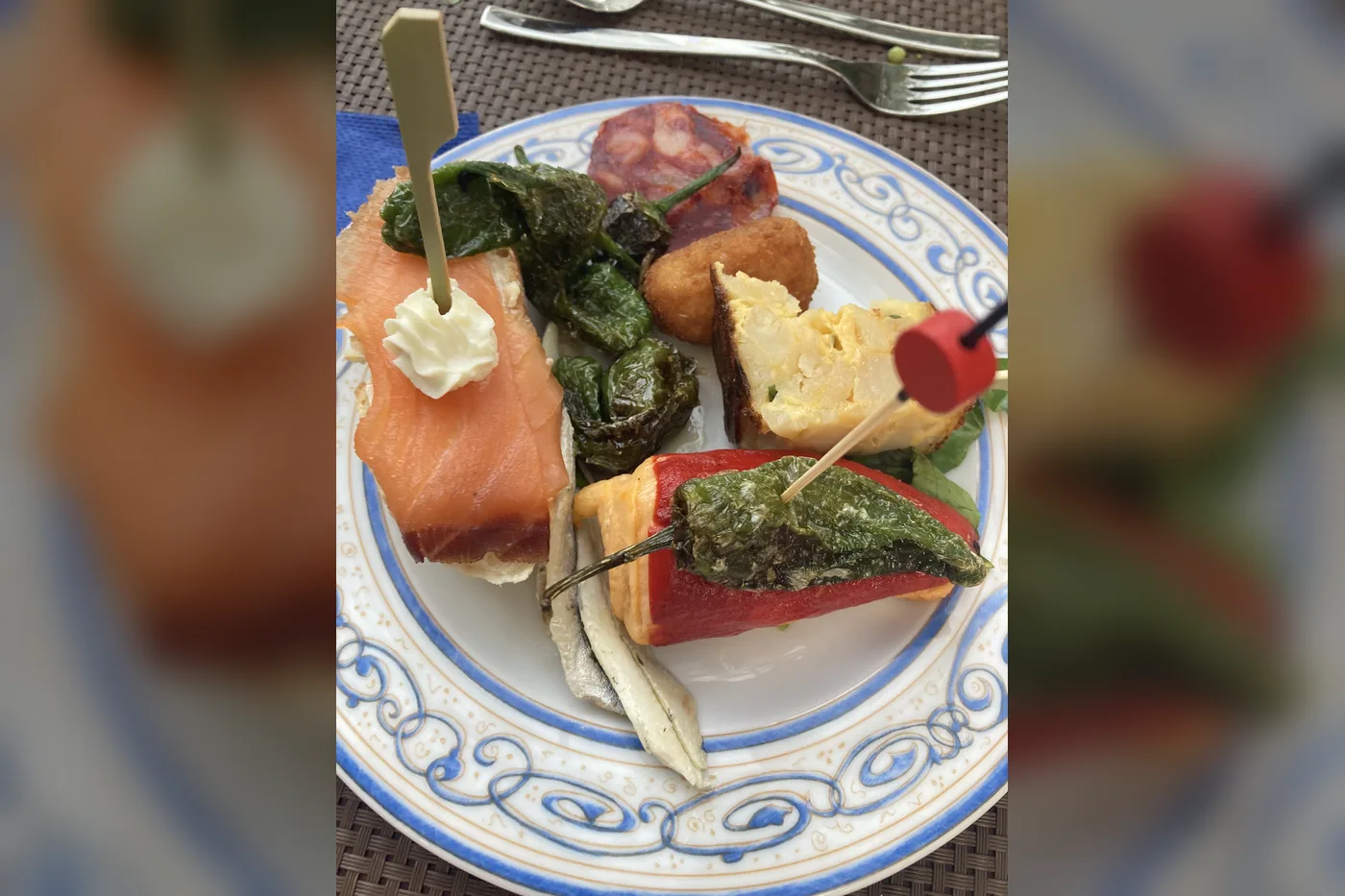 Assortiment de tapas dégustées dans un restaurant de Fuerteventura : saumon, croquette, tortilla, poivrons padron