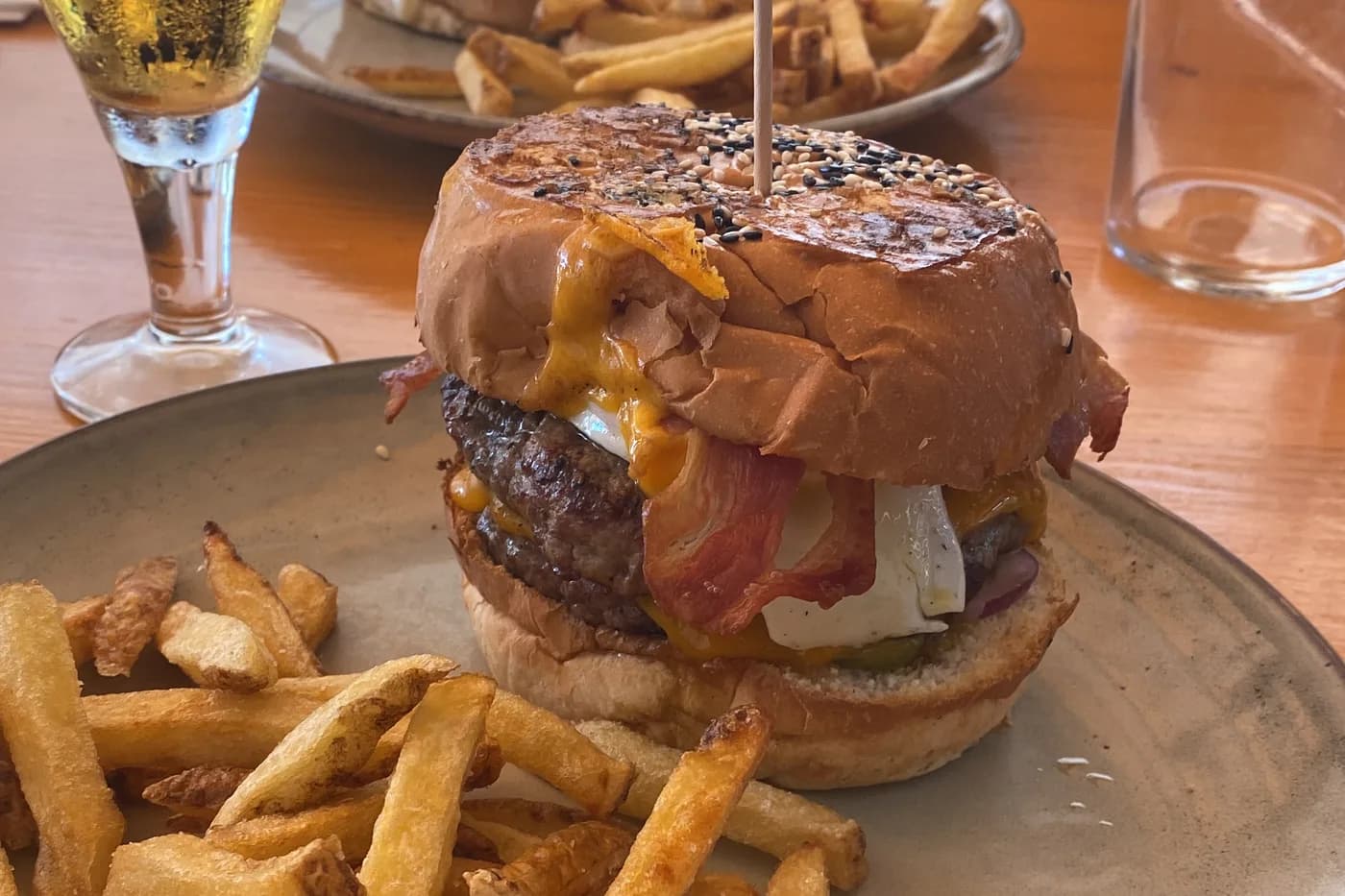 Burger et frites servis dans un restaurant de Fuerteventura