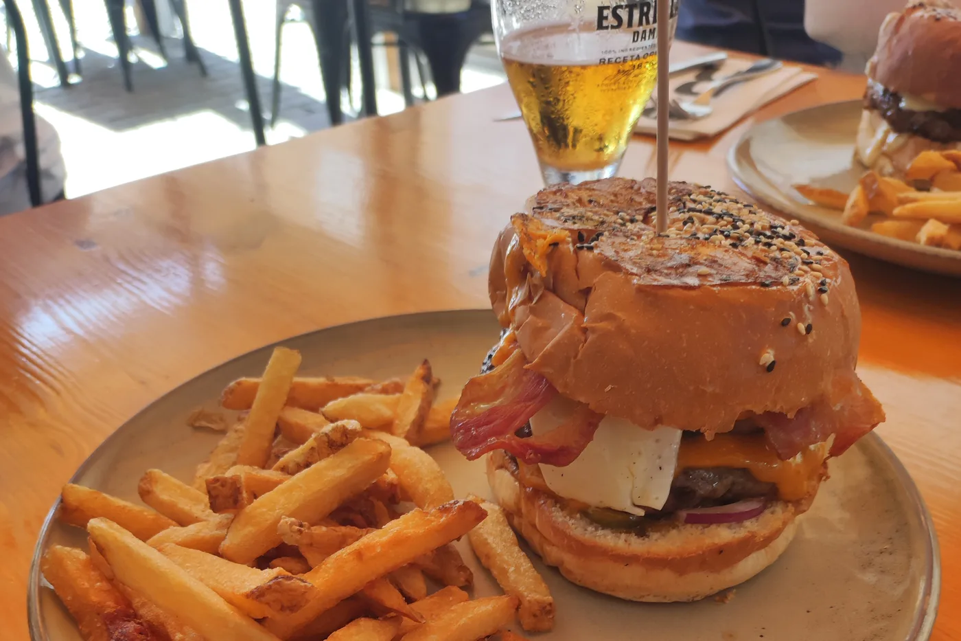 Burger et frites avec une bière, dans un restaurant de Fuerteventura