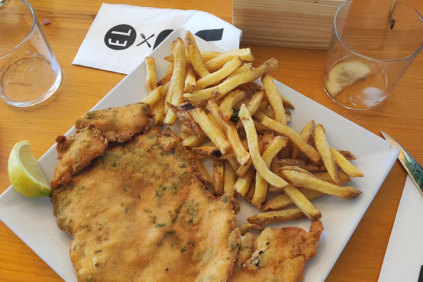 Escalope panée et frites servies dans un restaurant de Fuerteventura