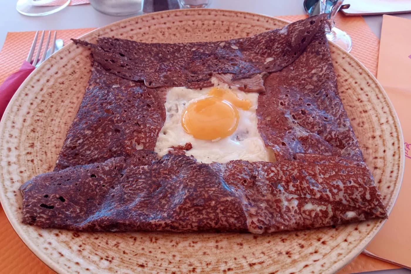 Galette bretonne à l'oeuf servie dans un restaurant de Fuerteventura