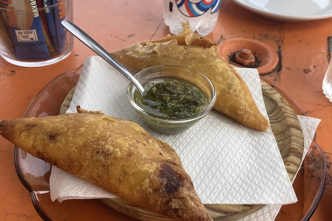 Empanadillas et mojo verde servis au Bar Gonzalez, Tindaya, Fuerteventura