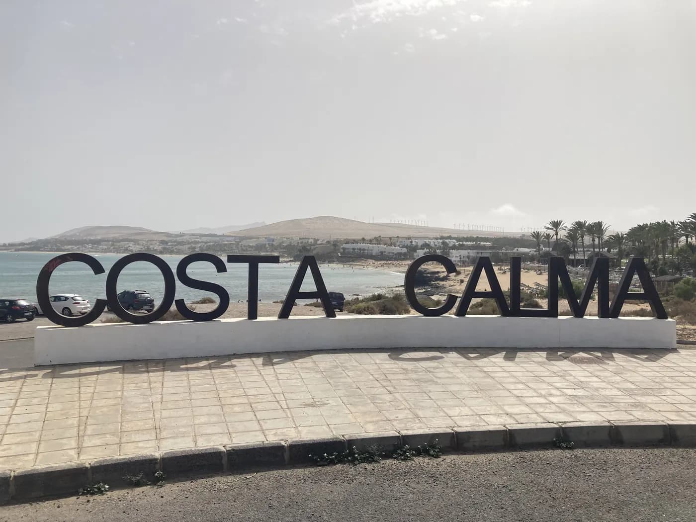 Ortseingangsschild von Costa Calma, im Süden Fuerteventuras