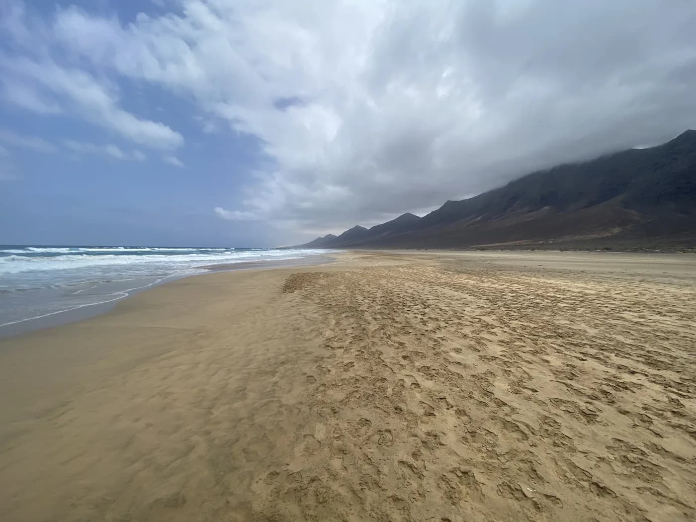 La plage sauvage de Cofete au niveau du sable, Fuerteventura