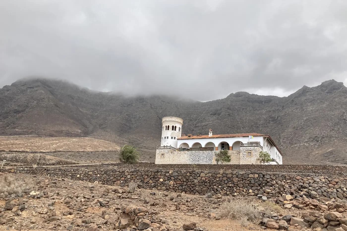The isolated Villa Winter at the foot of the Jandía massif, seen from the track
