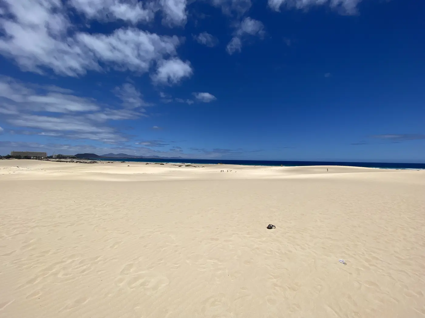 Dunes de sable blanc et océan turquoise à Corralejo, Fuerteventura