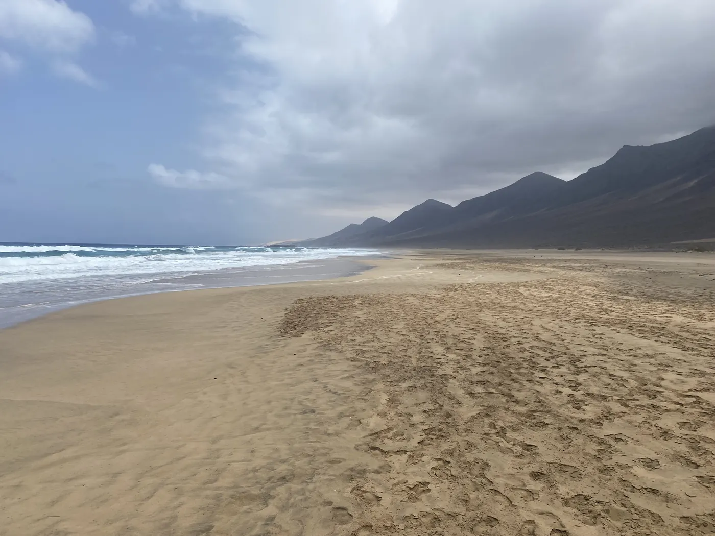 La plage sauvage de Cofete à Fuerteventura, bordée par le massif de Jandía