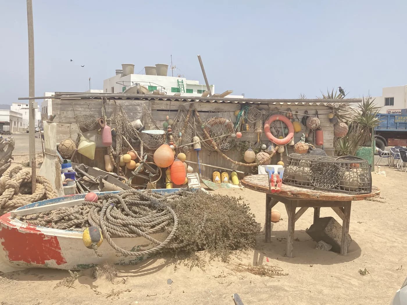 Cabane de pêcheurs avec filets et bouées près de Punta Jandía, Fuerteventura