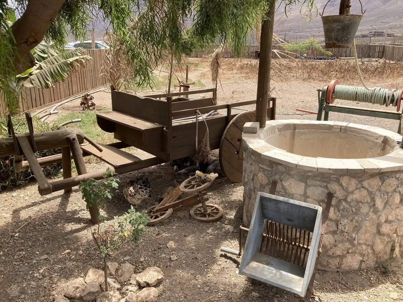 Traditioneller Brunnen und Karren, Zeugen der althergebrachten Methoden Fuerteventuras