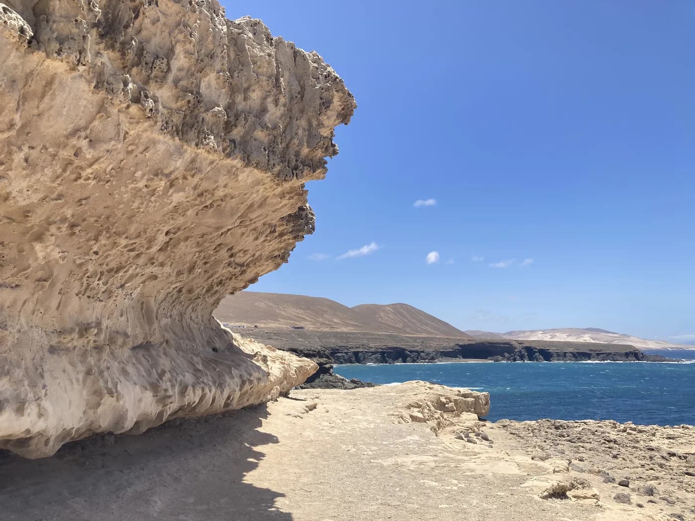 Porche rocheux et falaises blanches sur la côte d'Ajuy, Fuerteventura