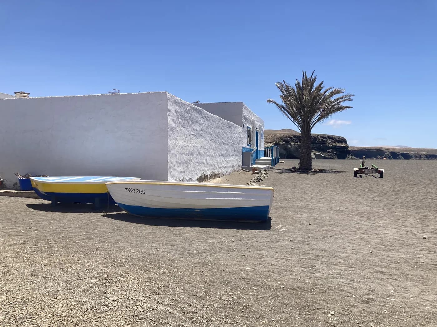 Le village de pêcheurs d'Ajuy à Fuerteventura, avec ses barques traditionnelles sur le sable