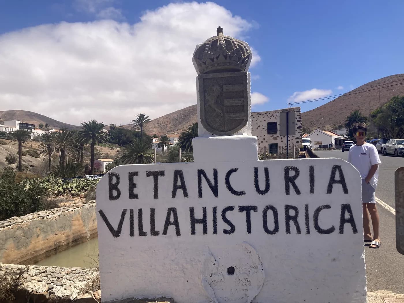 Panneau d'entrée « Betancuria Villa Histórica » avec le blason du village, Fuerteventura