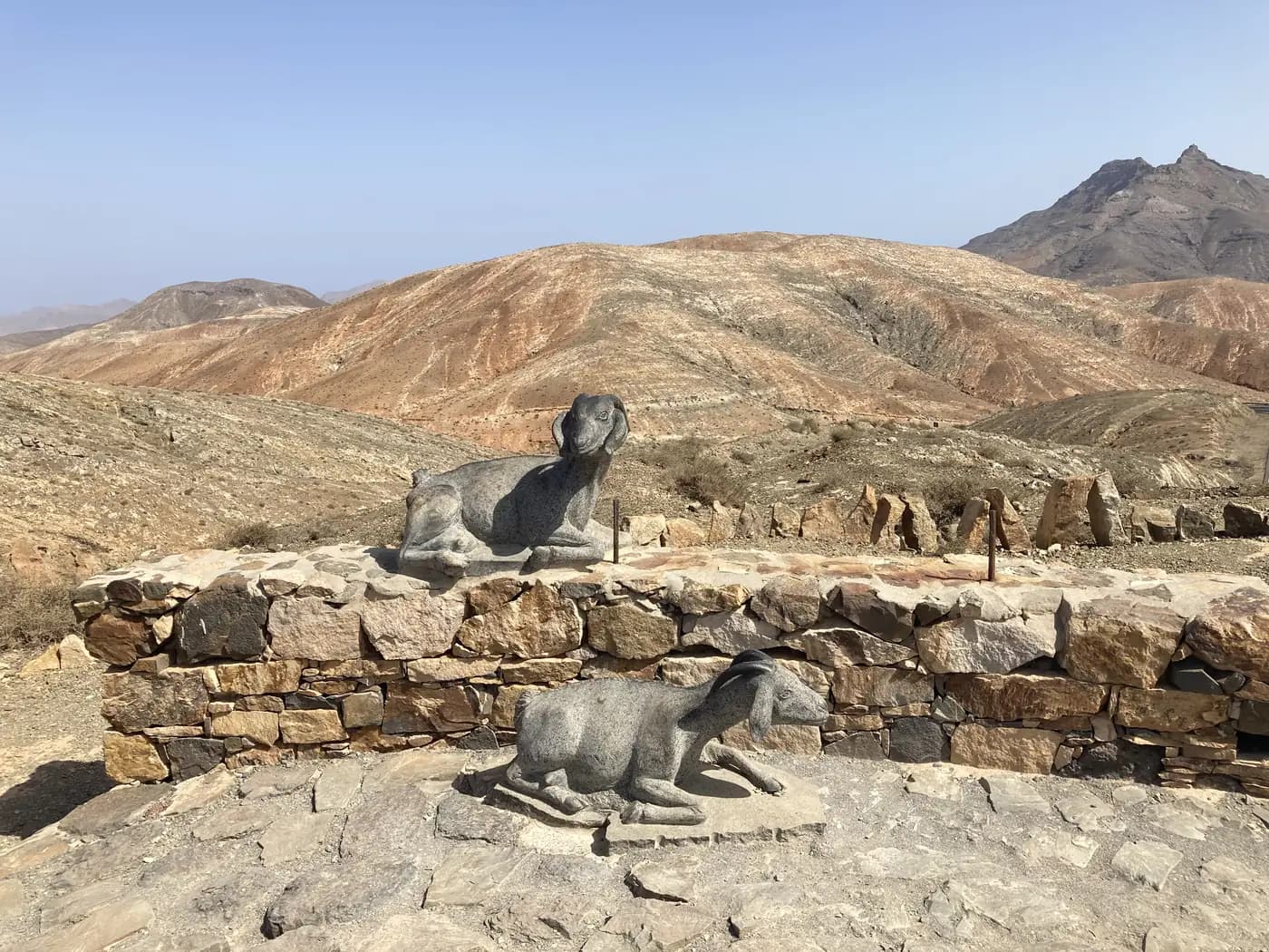 Statuen von Ayose und Guise am Aussichtspunkt Morro Velosa, nahe Betancuria