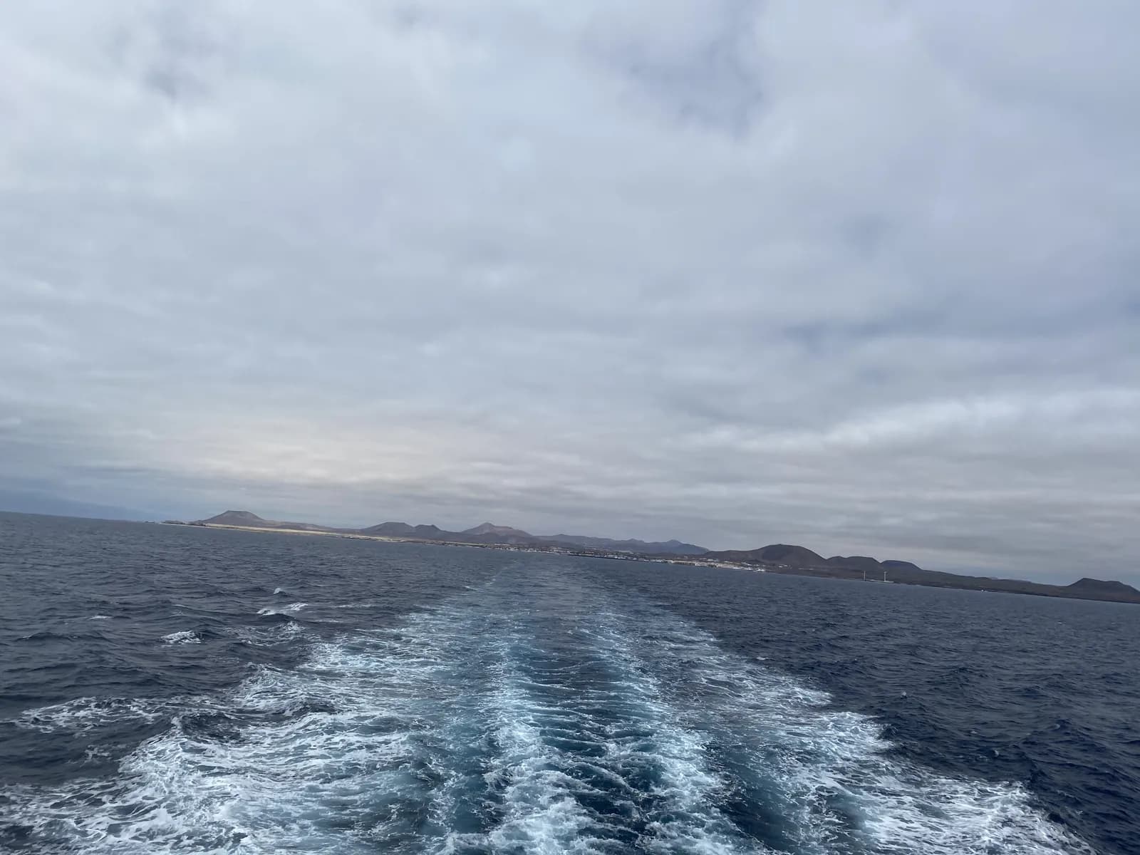 Sillage du ferry Naviera Armas entre Corralejo et Playa Blanca, avec la côte de Lanzarote qui s'éloigne à l'horizon