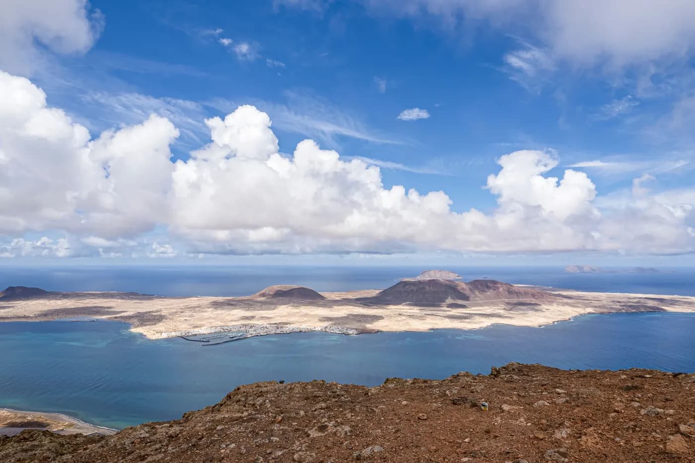 La Graciosa vue depuis le Mirador del Río à Lanzarote, avec ses volcans et Caleta de Sebo