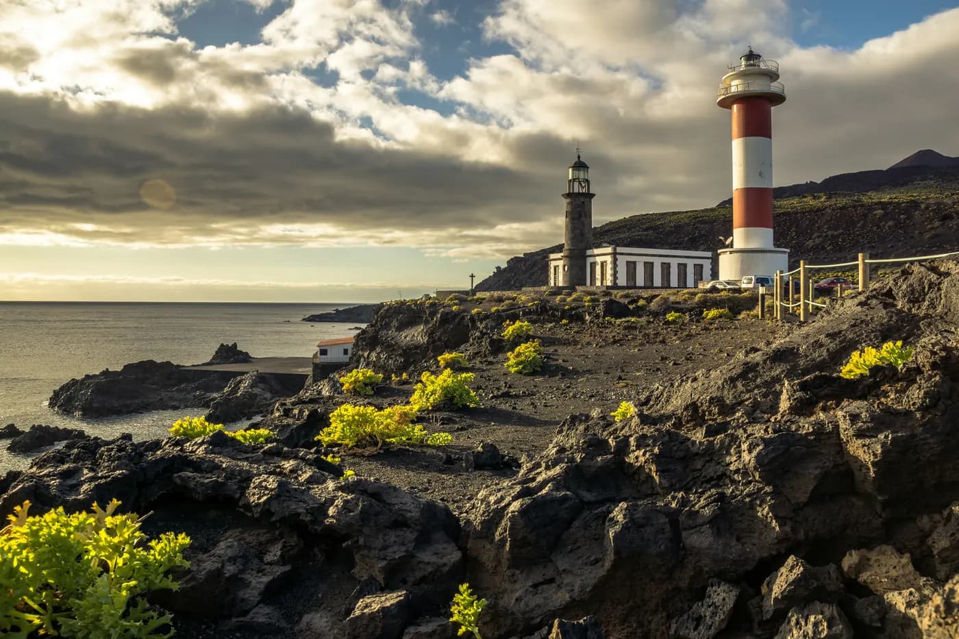 Les deux phares de Fuencaliente sur la côte volcanique de La Palma