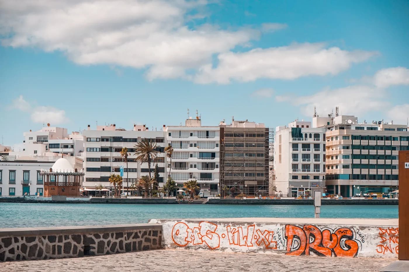 Gebäude an der Strandpromenade Avenida de las Playas in Puerto del Carmen, Lanzarote
