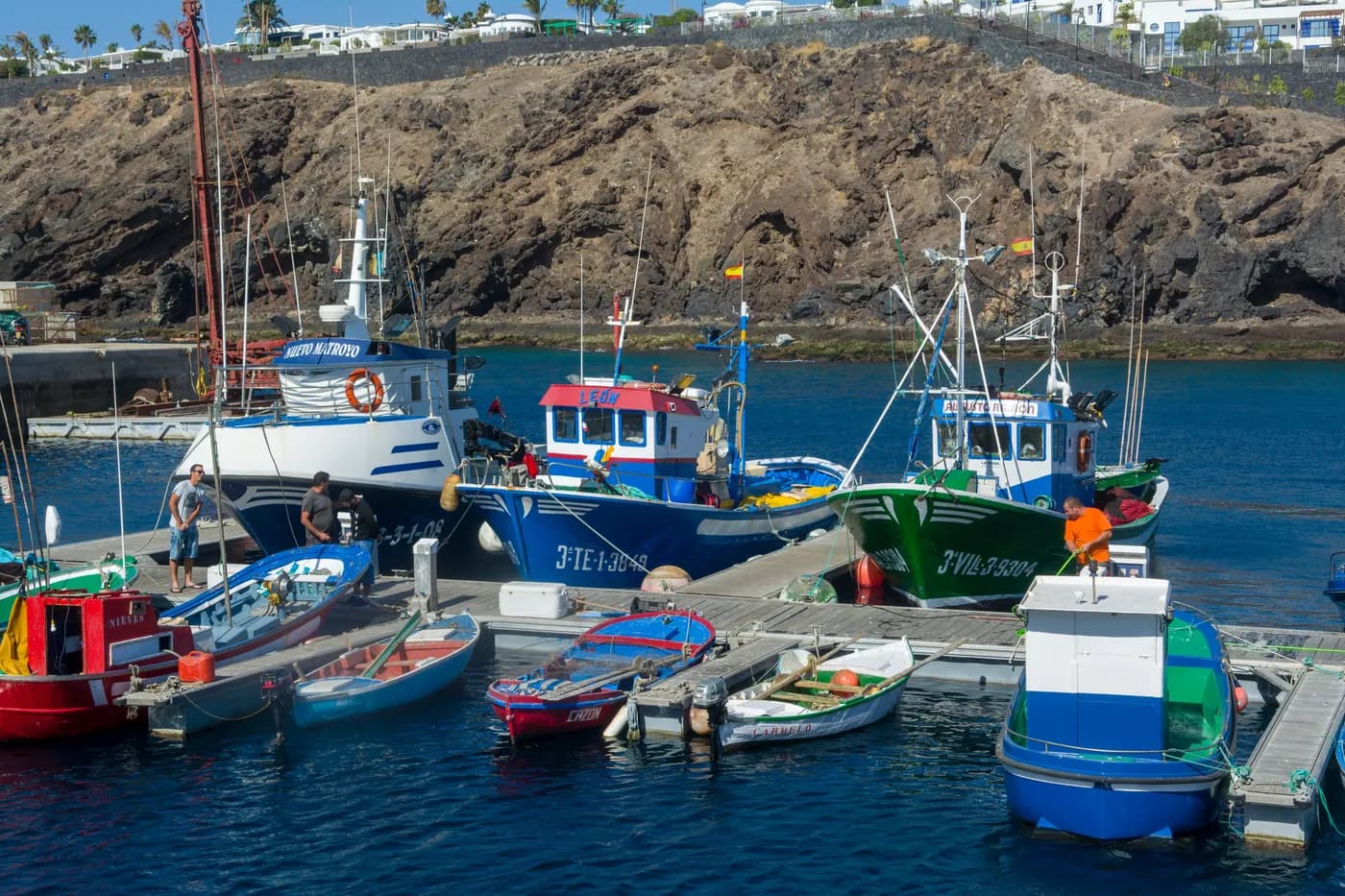 Fischerboote im alten Hafen von Puerto del Carmen, Lanzarote
