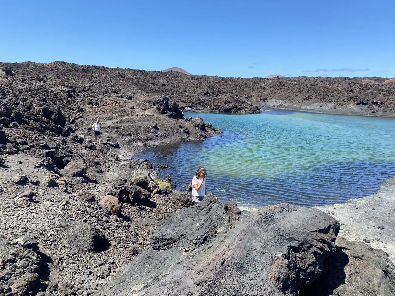 Grüne Lagune von El Golfo, umgeben von Lavaklippen auf Lanzarote