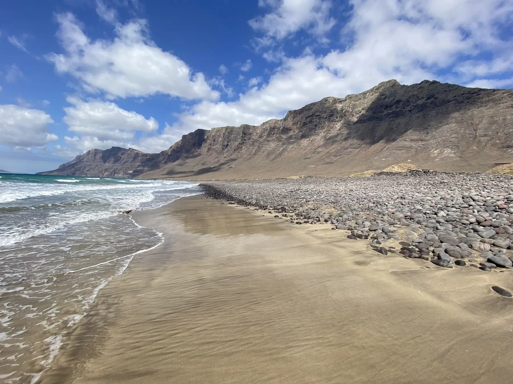 Fast menschenleerer Strand von Famara, bekannt für das Surfen auf Lanzarote