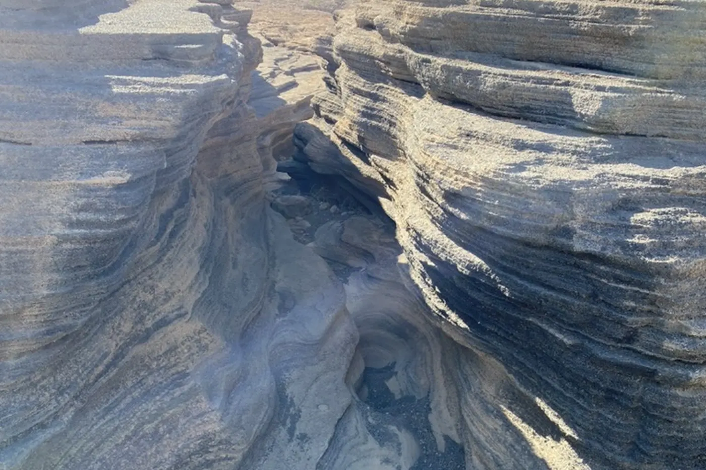 Eine der vulkanischen Spalten von Las Grietas, durch Erosion in den Fels geschnitten