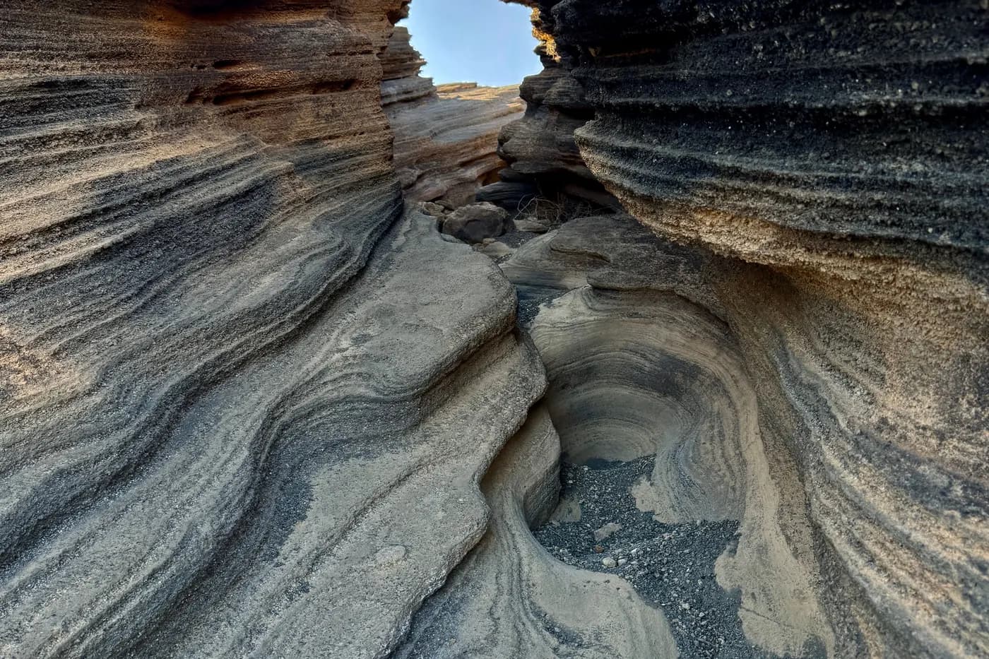 Von Erosion geformte, gestreifte Wände im Inneren einer Spalte von Las Grietas