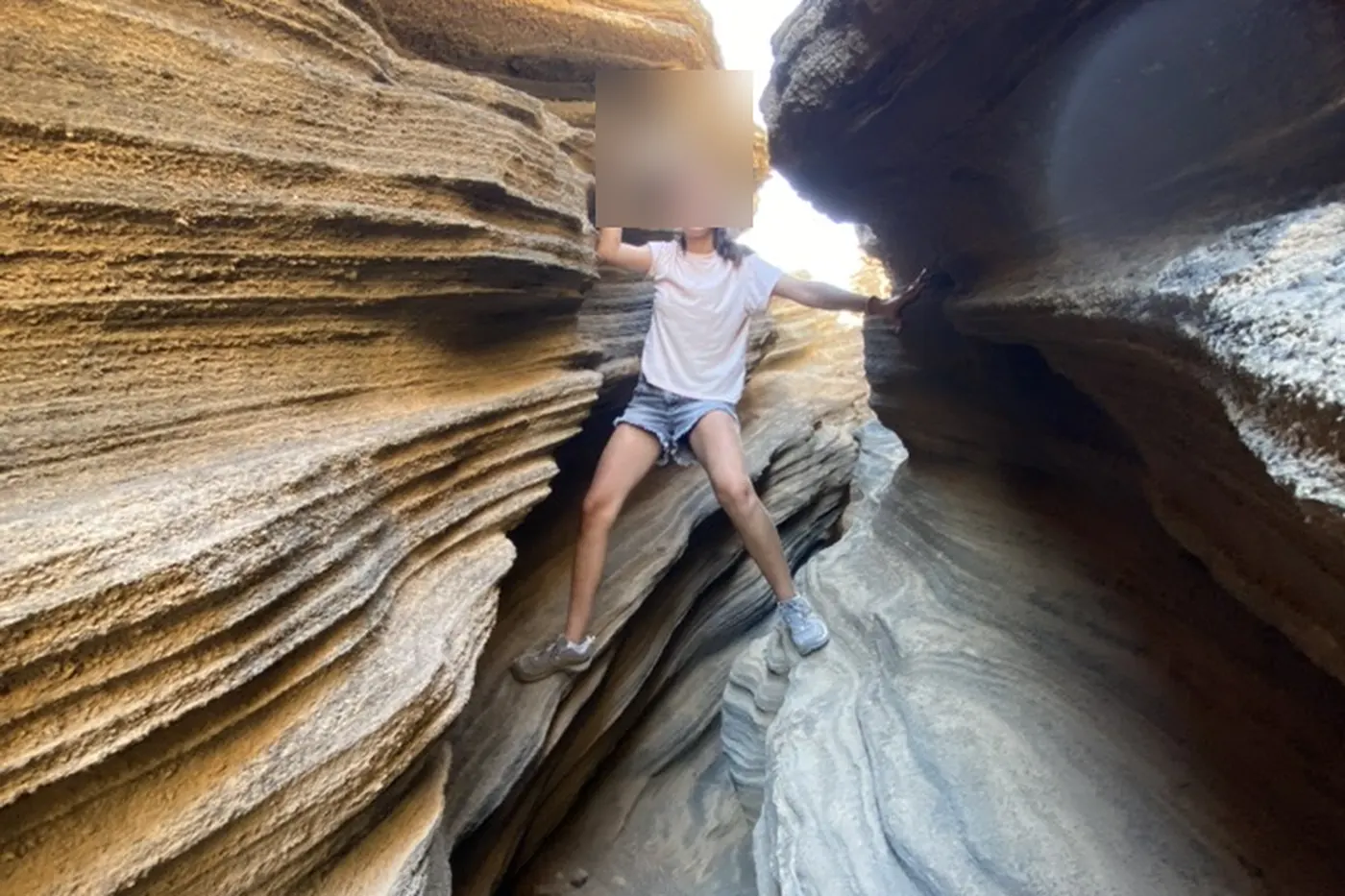 Erkundung einer der schmalen Spalten von Las Grietas auf Lanzarote