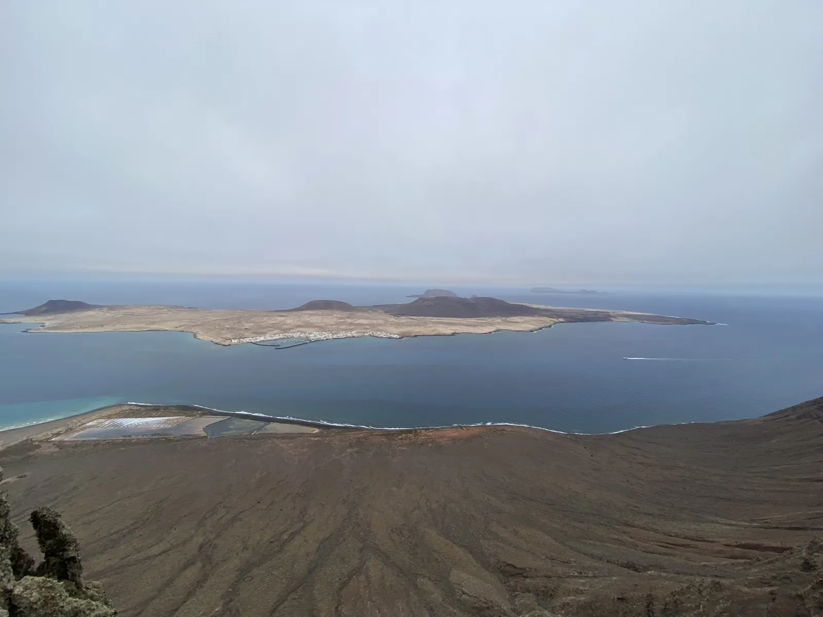 Panorama depuis le Mirador del Río sur La Graciosa, les salines et les îlots de Montaña Clara et Alegranza au loin