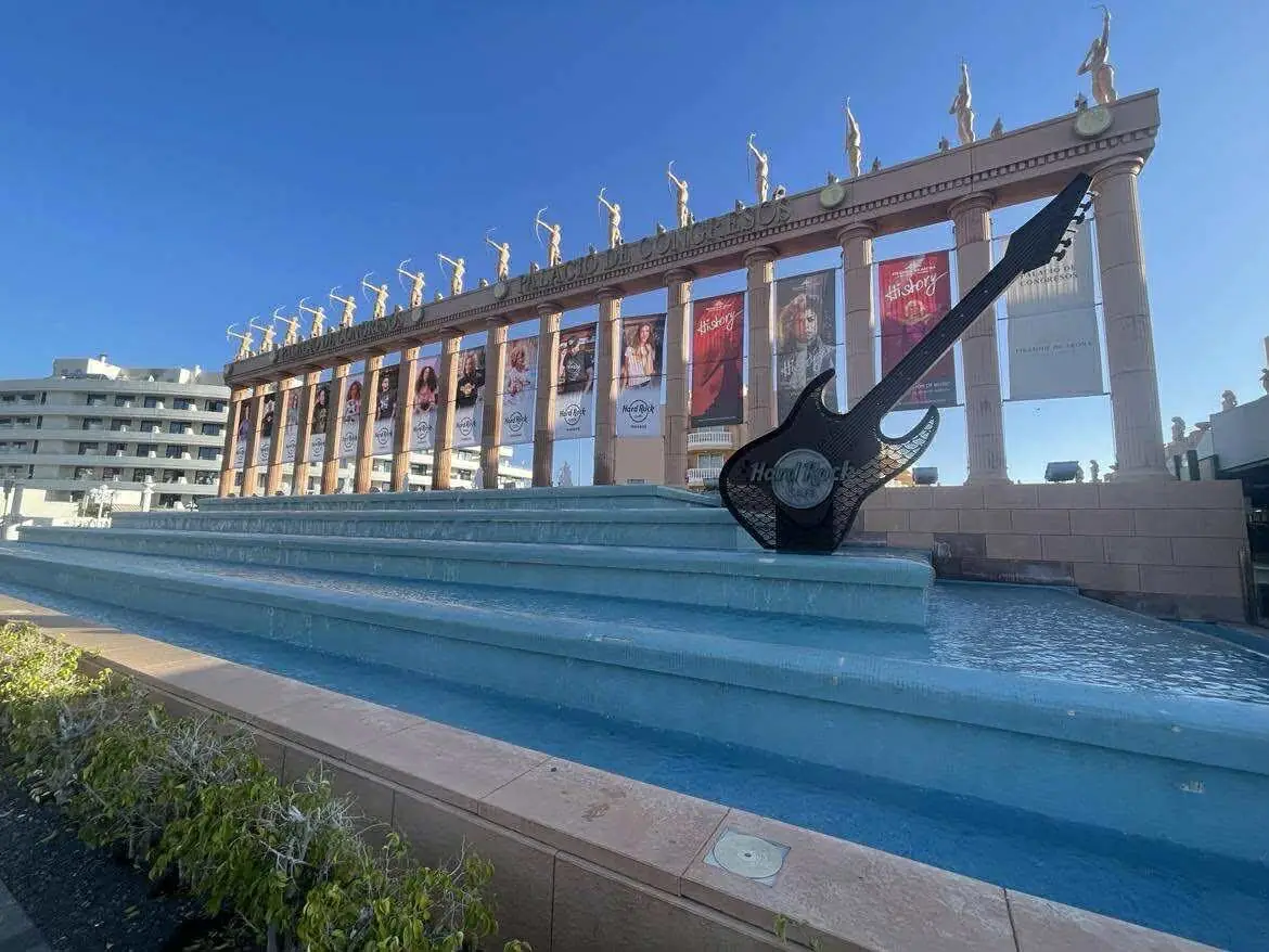 La fontaine-guitare du Hard Rock Cafe devant le Palacio de Congresos, Playa de las Américas, Tenerife