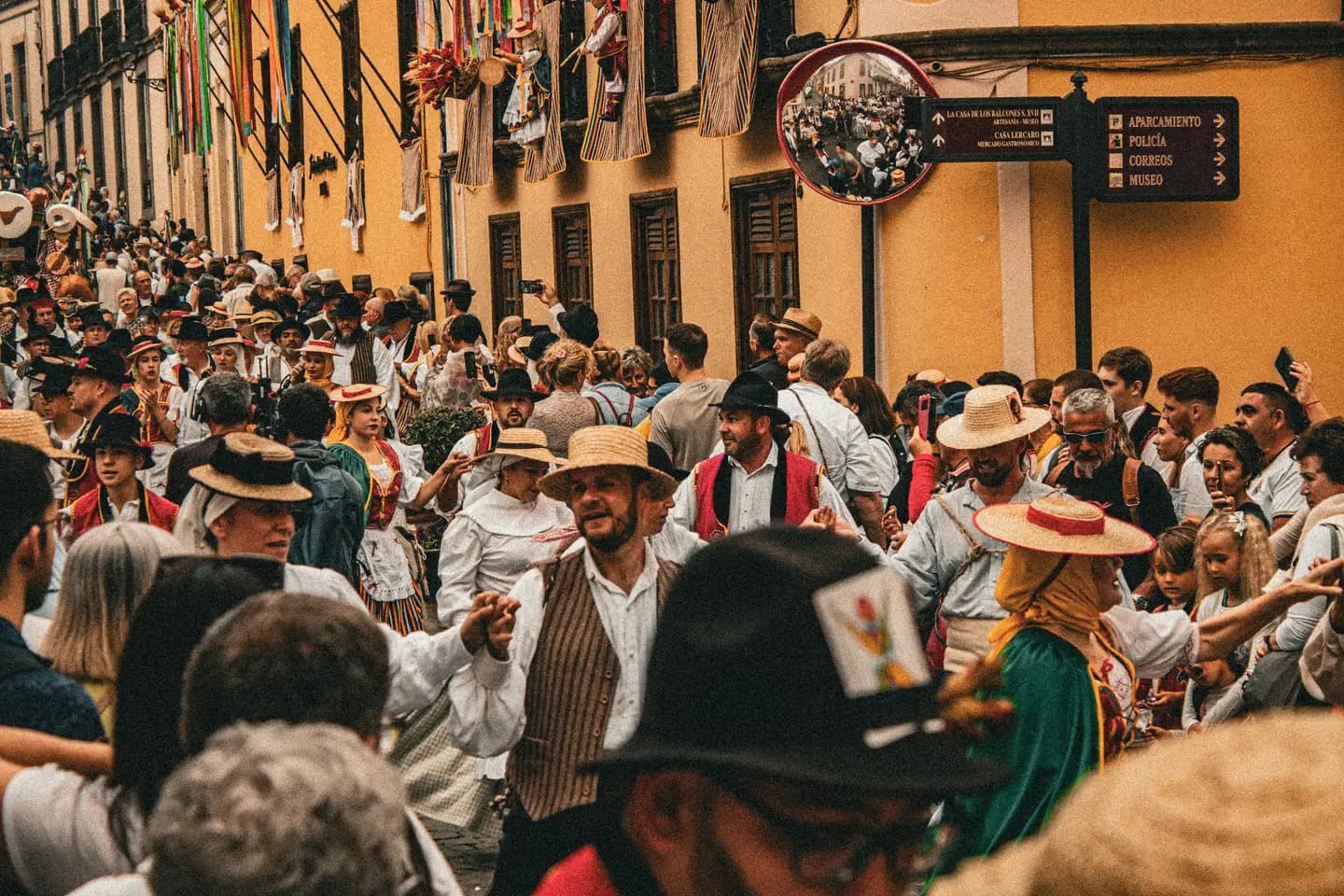 Bunter kostümierter Umzug des Karnevals von Santa Cruz de Tenerife