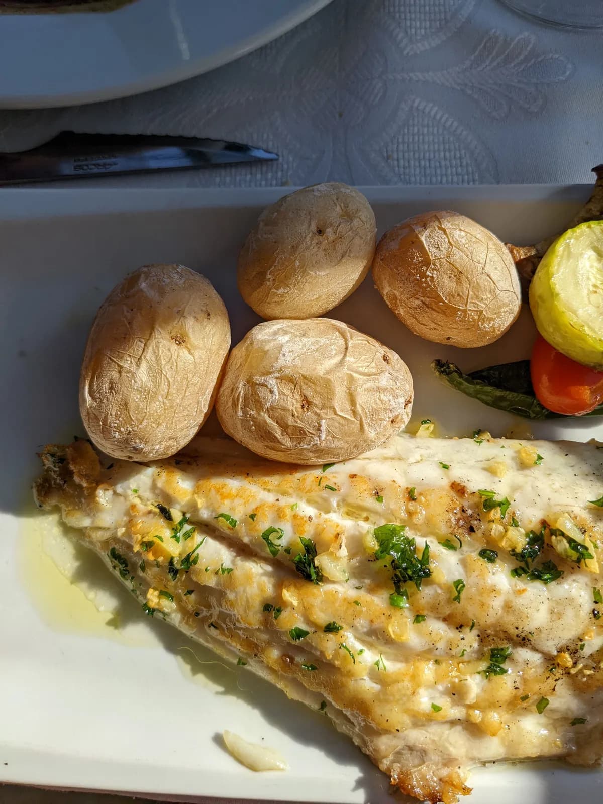Kanarische Papas arrugadas mit rotem und grünem Mojo, Teneriffa