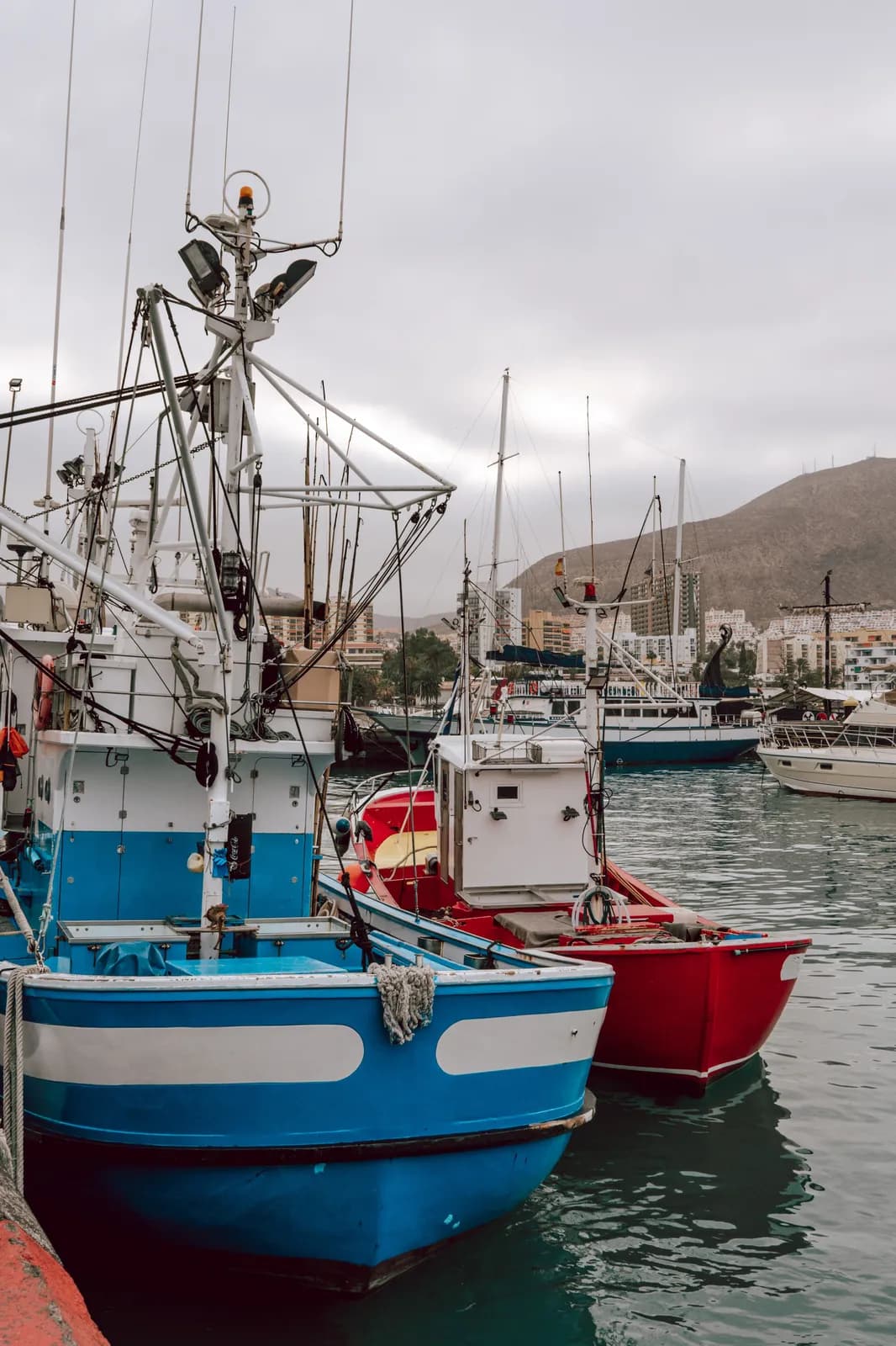 Hafen und Strandpromenade von Los Cristianos, Fähr-Ausgangspunkt im Süden Teneriffas