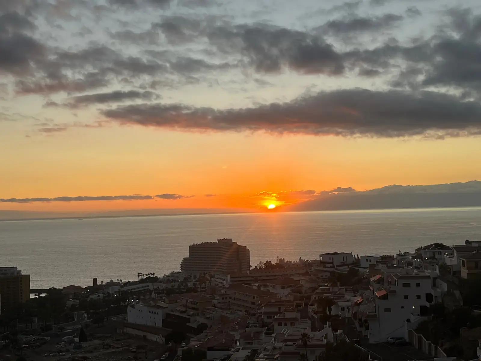 Coucher de soleil sur une station balnéaire du sud de Tenerife, vue depuis les hauteurs