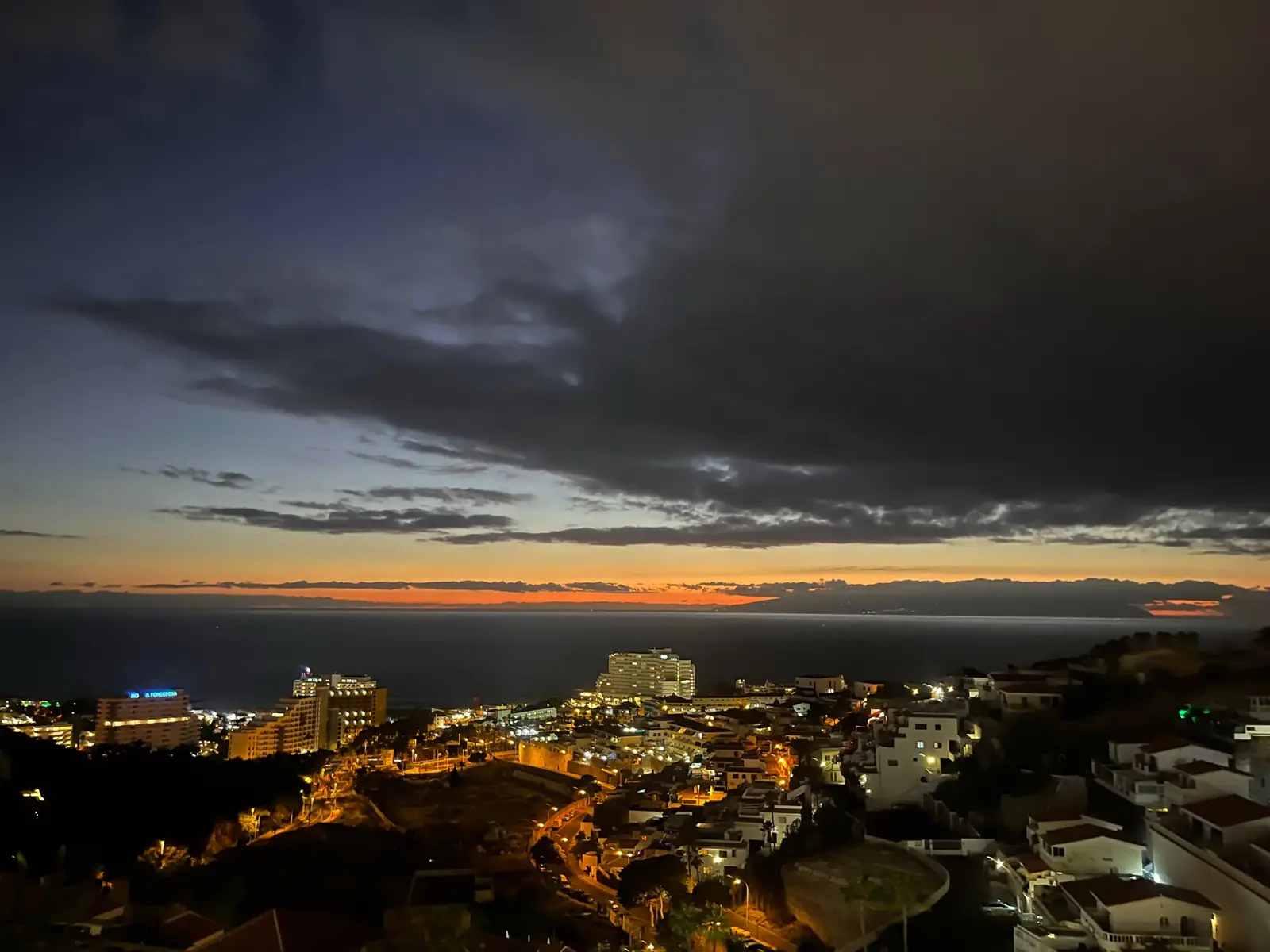 Vue nocturne d'une station balnéaire du sud de Tenerife depuis un hébergement en hauteur