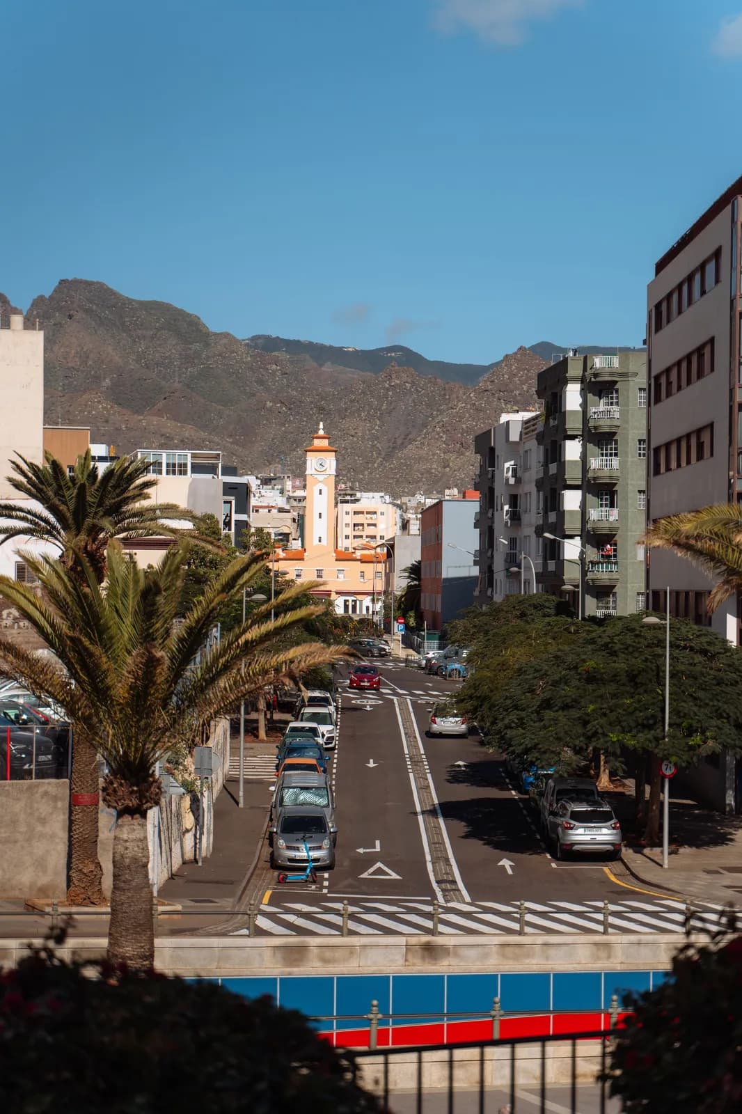 Geschützter Strand und Uferpromenade von Los Cristianos, Süden Teneriffas
