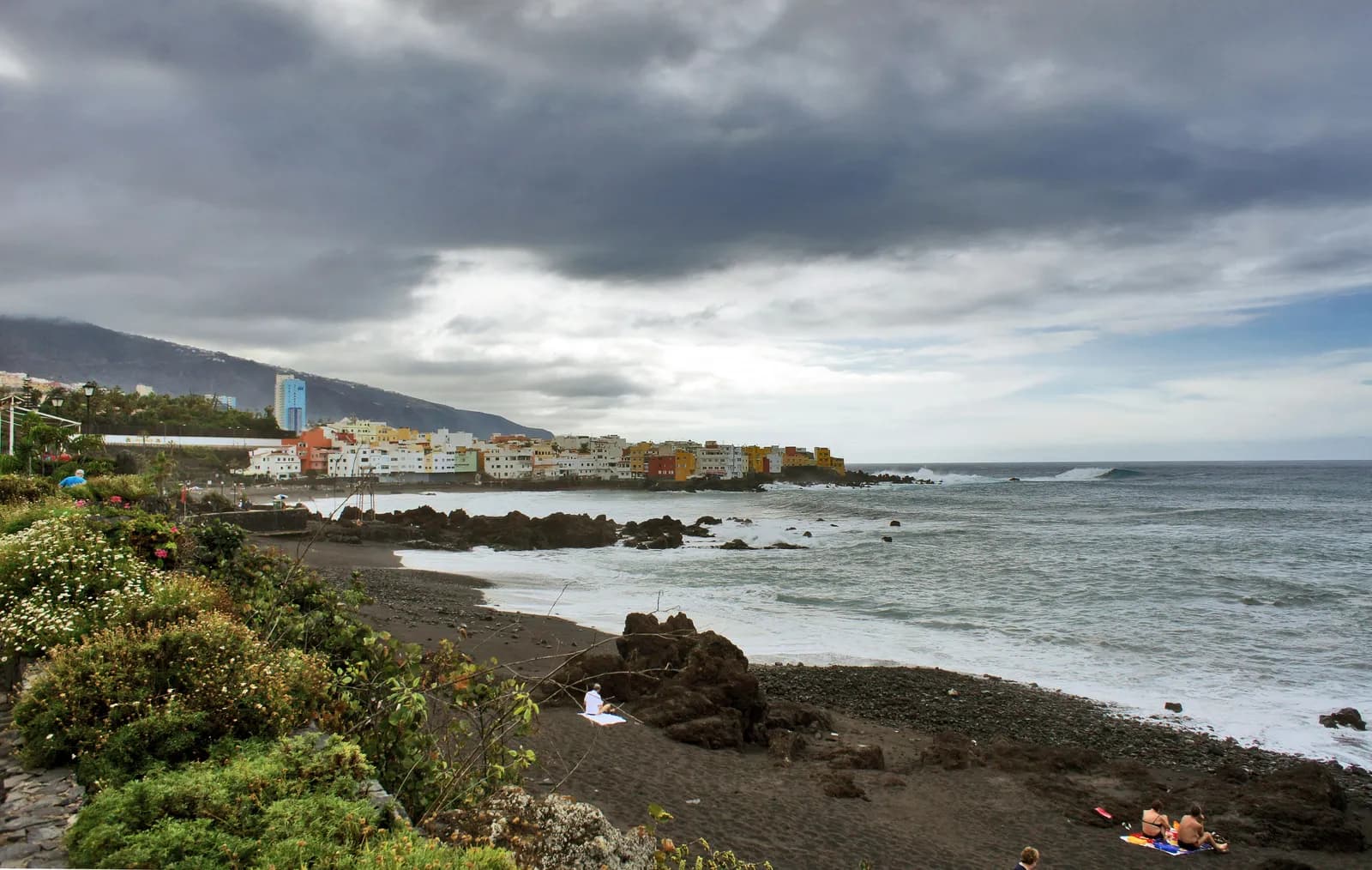 Sonnenuntergang über dem schwarzen Sandstrand von Benijo und seinen Felsen, Anaga, Teneriffa