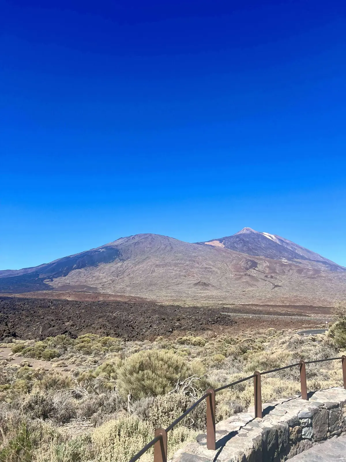 Le volcan Teide et ses coulées de lave depuis un sentier du Parc national, Tenerife