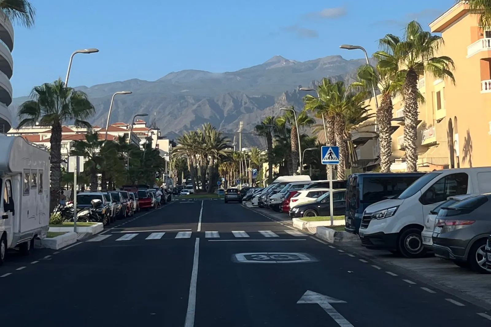 Camping-car garé dans une rue de Tenerife, volcan Teide visible en arrière-plan