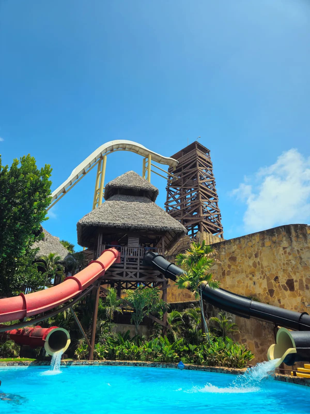 Rutsche und Lagune im Wasserpark Siam Park in Costa Adeje, Teneriffa