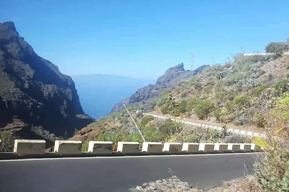 La route de montagne TF-436 en lacets vers Masca, avec vue sur l'océan, Tenerife