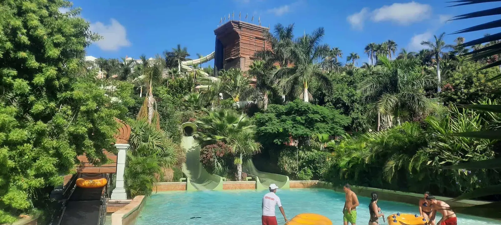 Toboggans aquatiques de Siam Park au milieu de la végétation tropicale, Tenerife