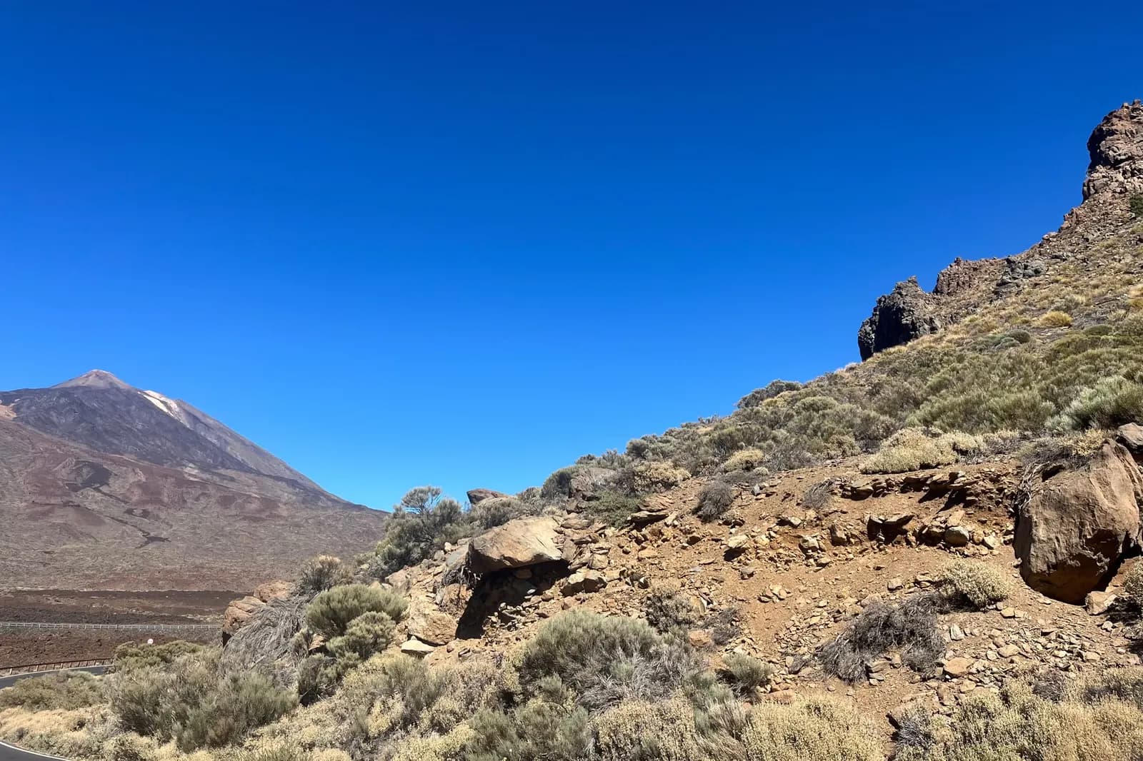 Route de montagne traversant le paysage volcanique du Parc national du Teide, Tenerife