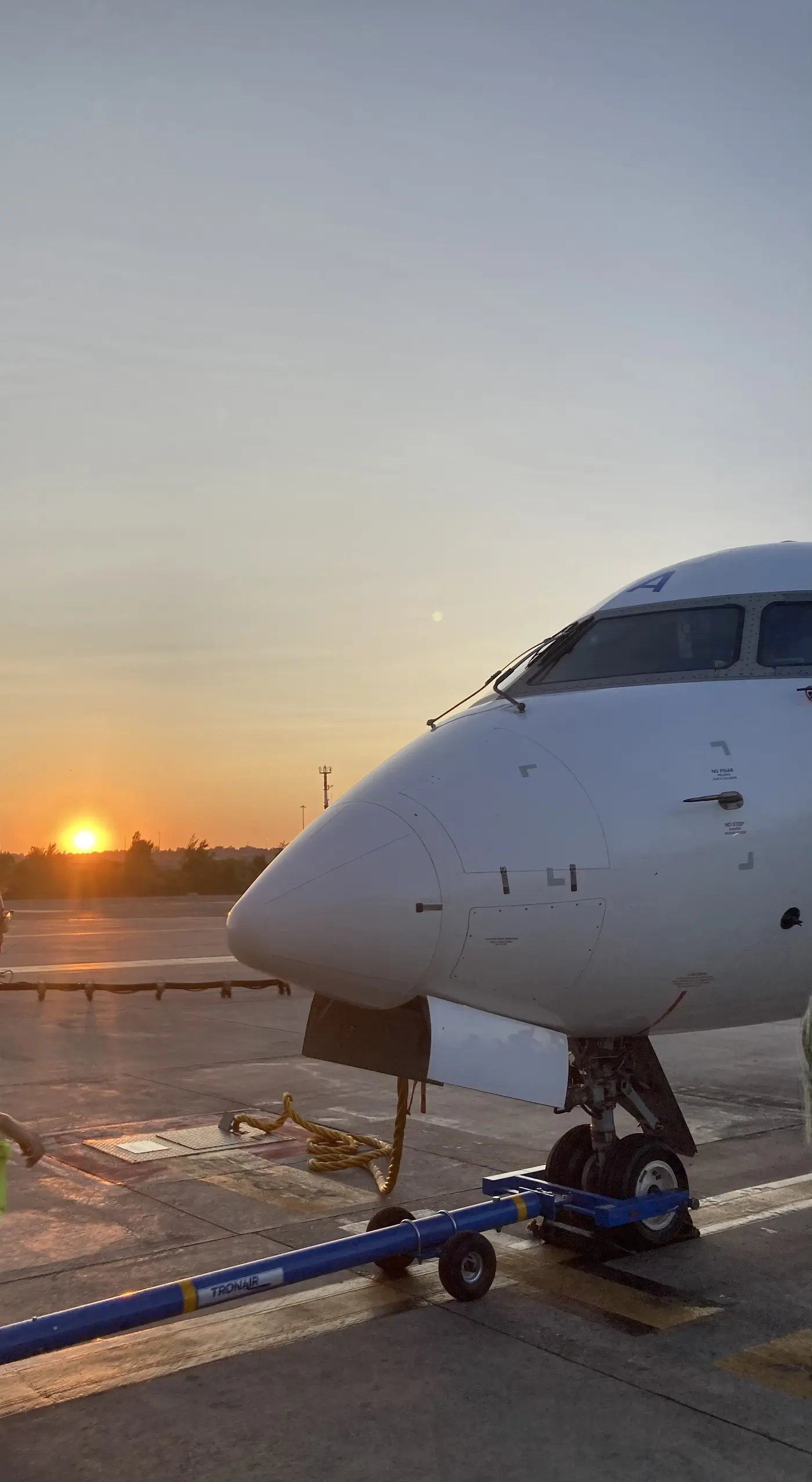 Flugzeug bei Sonnenaufgang am Flughafen Fuerteventura (FUE)