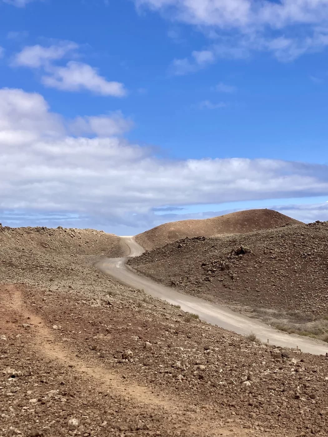 Petite route de l'intérieur de Fuerteventura, sans circulation