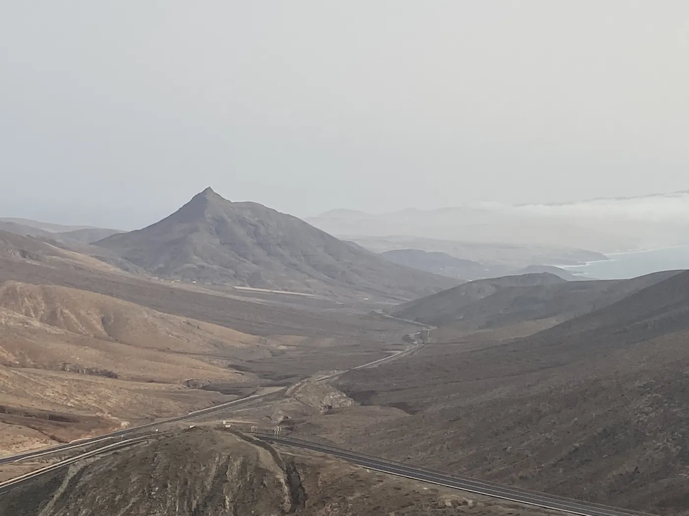 Route à travers les montagnes volcaniques du centre de Fuerteventura