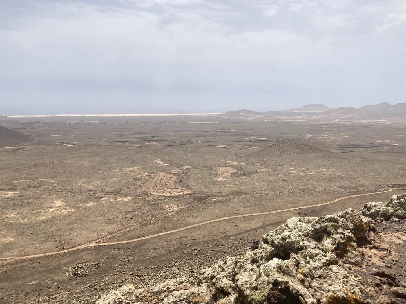 Route déserte traversant un paysage désertique de Fuerteventura