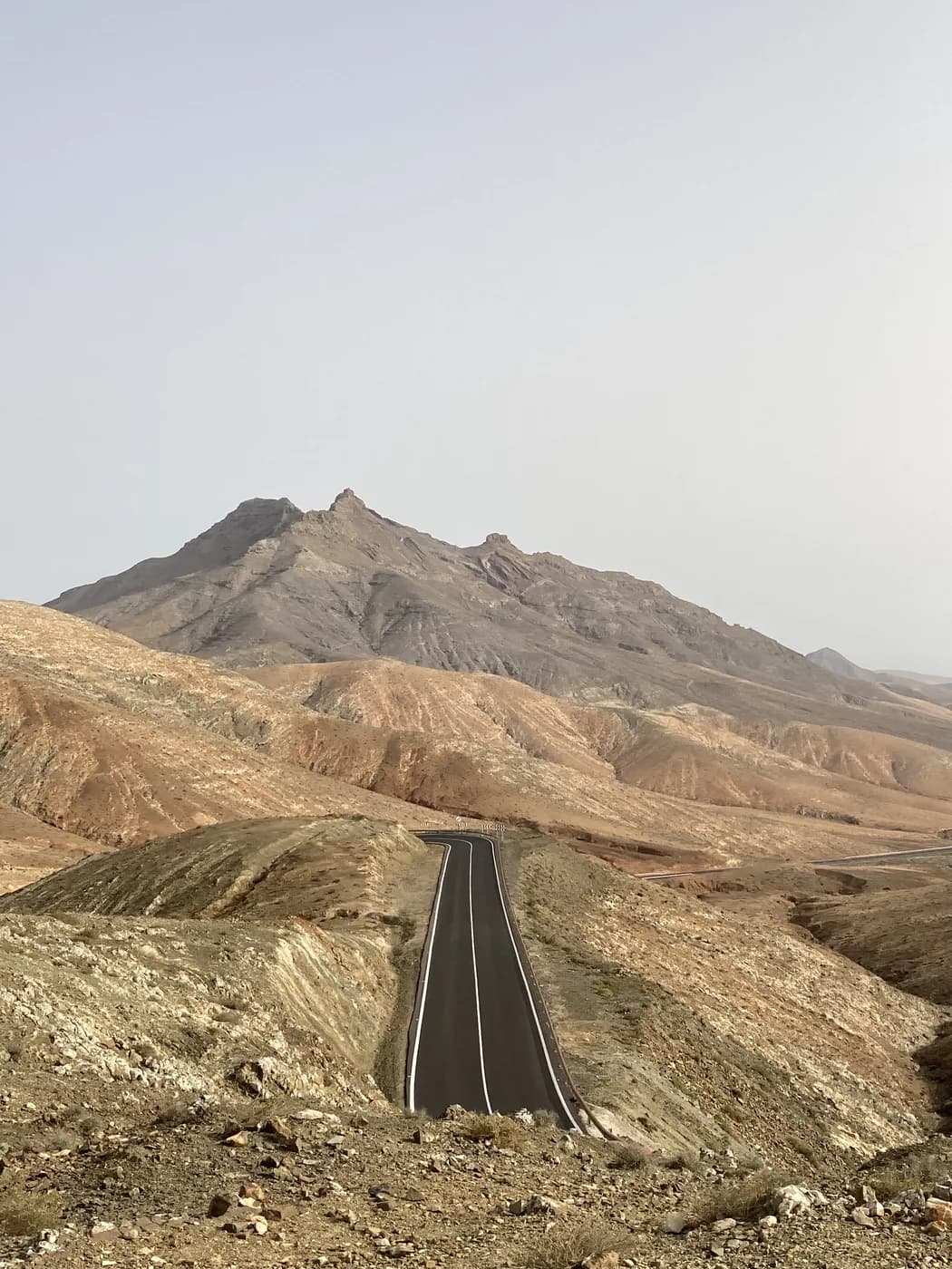 Route sinueuse à flanc de montagne dans l'intérieur de Fuerteventura