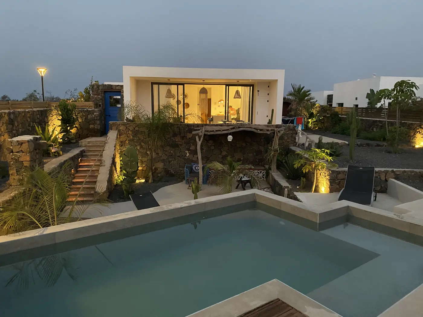 Villa avec piscine à Lajares, Fuerteventura, à la tombée de la nuit