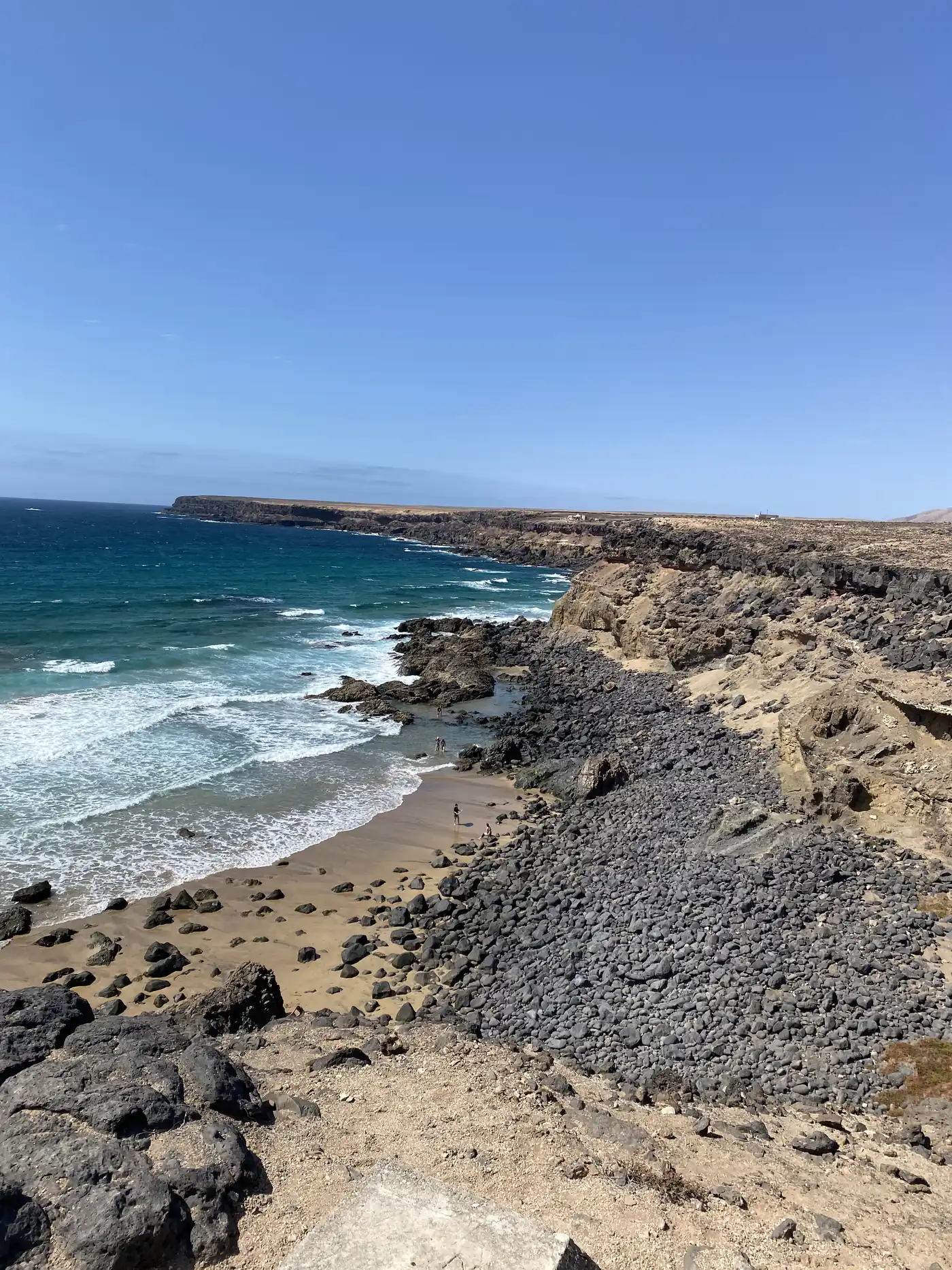 Eaux turquoise et côte volcanique du nord de Fuerteventura